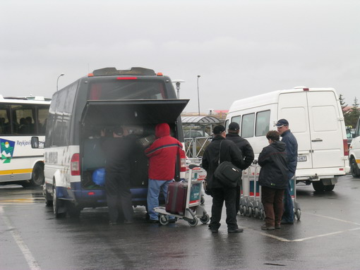 В аэропорту Рейкъявика нас втсречал автобус, поместиться в который было не просто